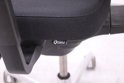 Isku Still työtuoli niskatuella ja käsinojilla, musta verhoilu - Suomen Kalustekeskus