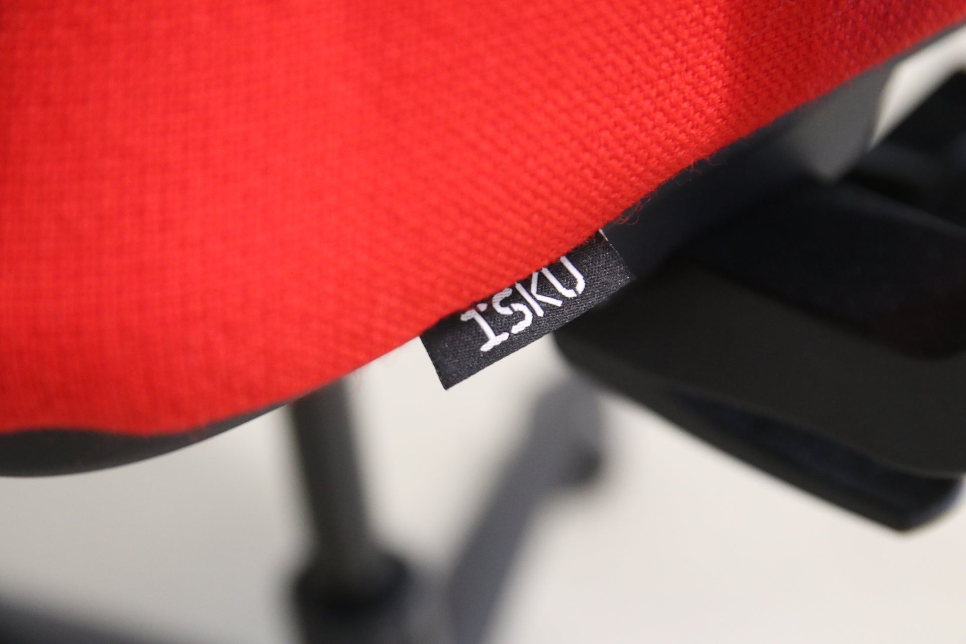 Isku Still työtuoli, punainen/musta - Suomen Kalustekeskus