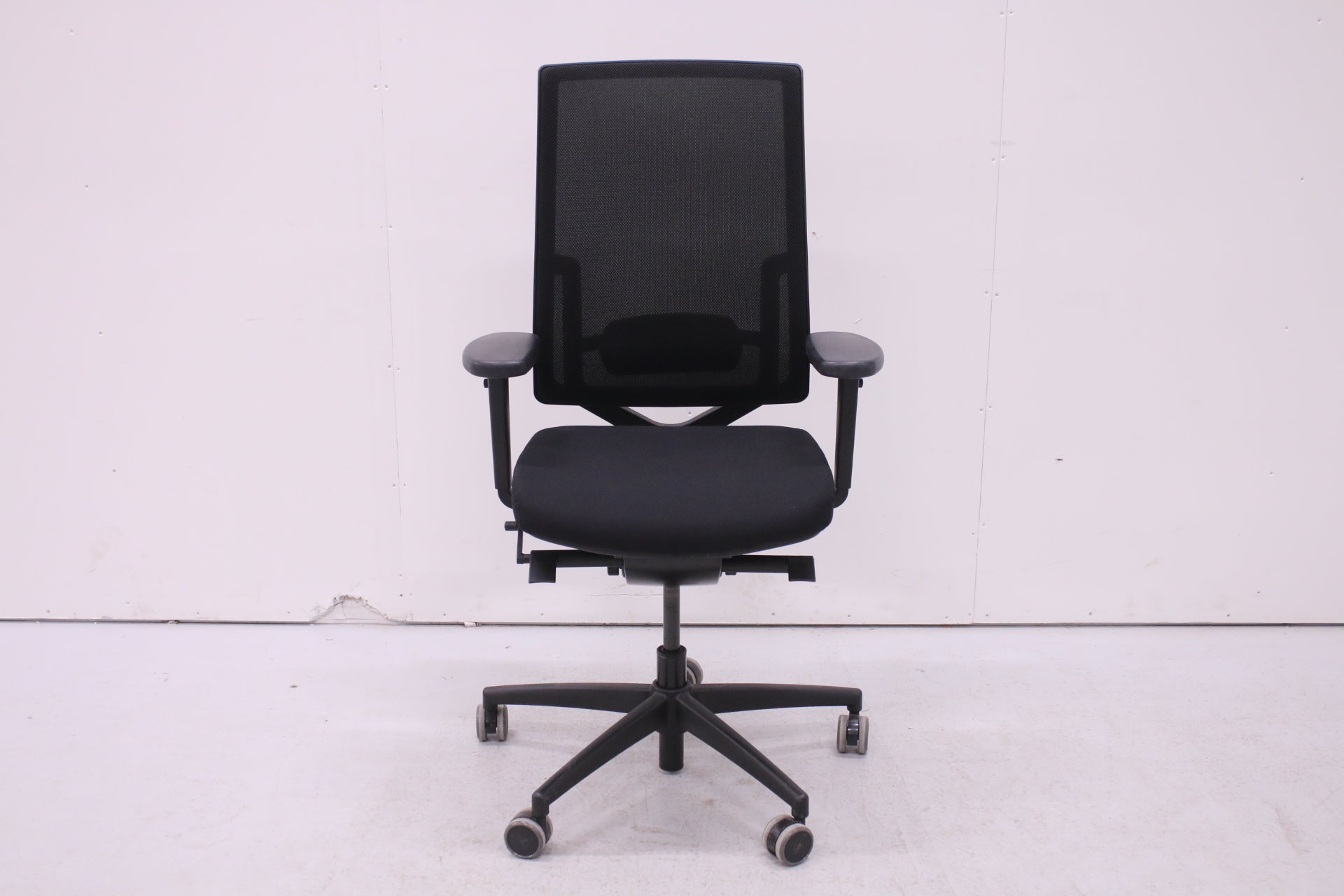 Isku Still työtuoli ristiseläntuella, uudelleenverhoiltu istuin - Suomen Kalustekeskus