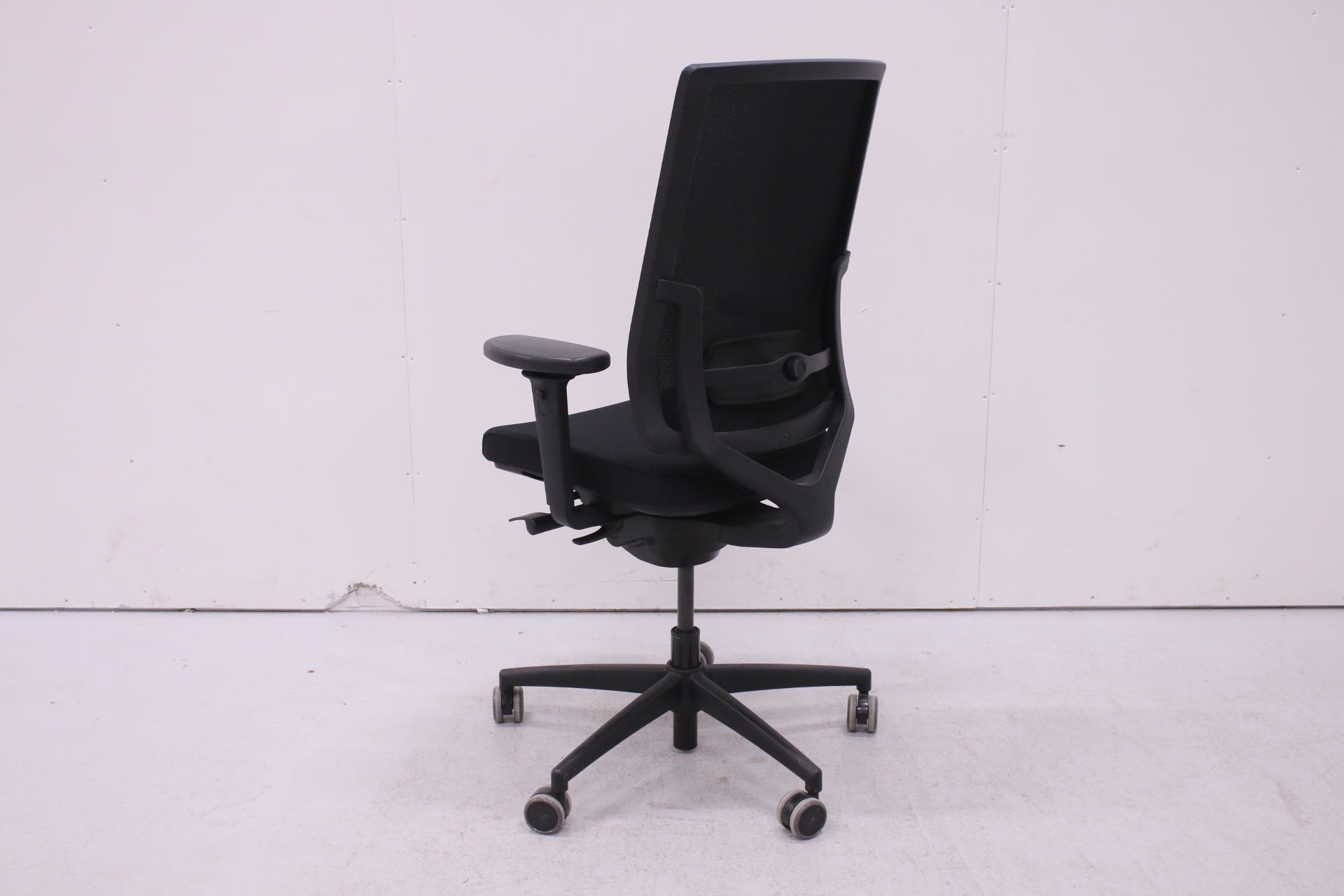 Isku Still työtuoli ristiseläntuella, uudelleenverhoiltu istuin - Suomen Kalustekeskus