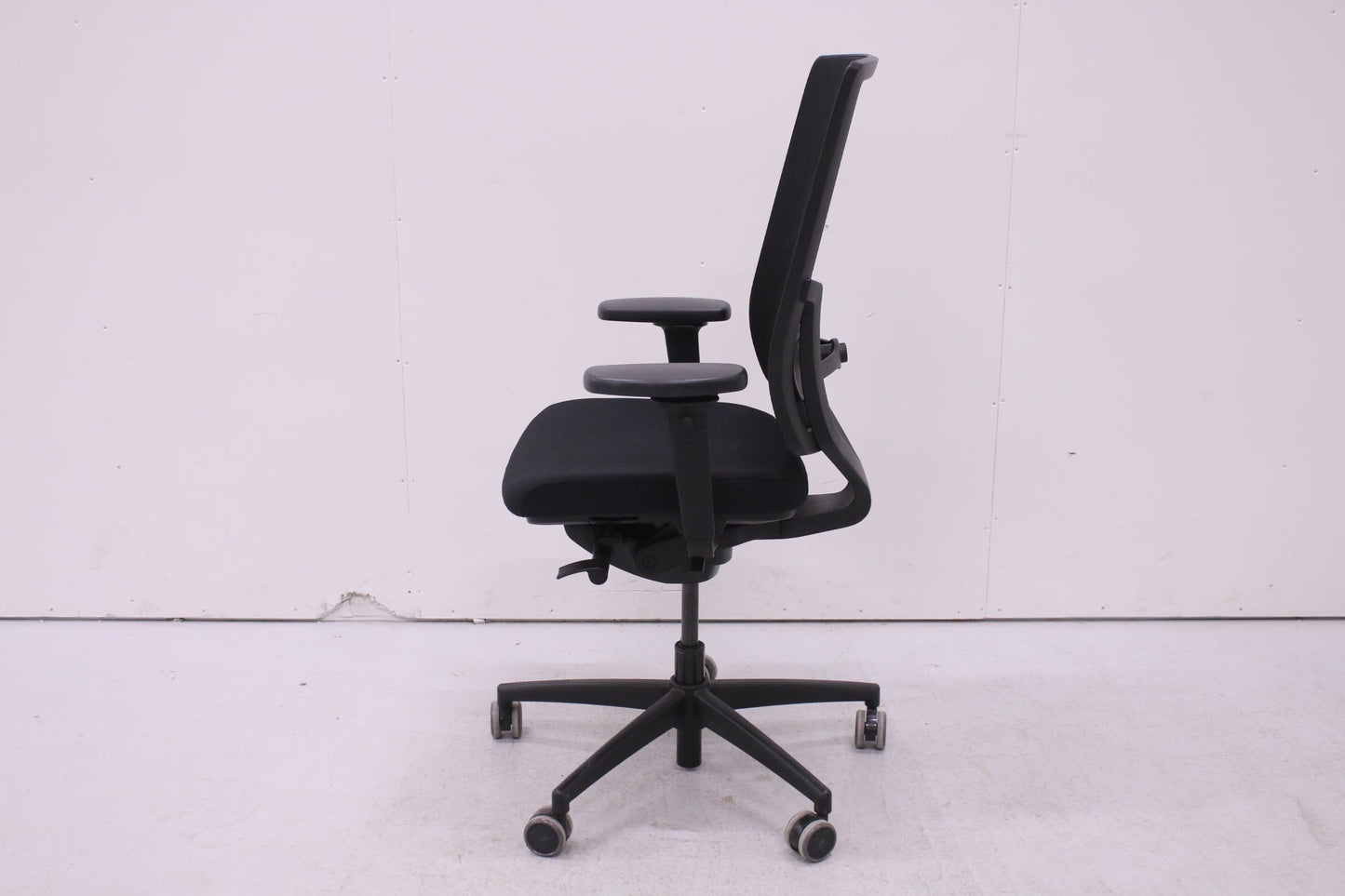 Isku Still työtuoli ristiseläntuella, uudelleenverhoiltu istuin - Suomen Kalustekeskus