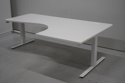 Isku Style - oikean puolinen kulmasähköpöytä, valkoinen 200x120 - Suomen Kalustekeskus