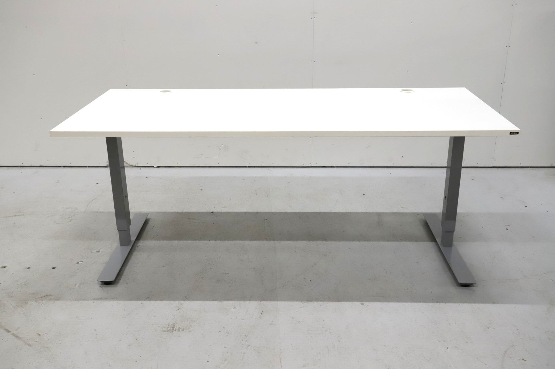 Isku työpöytä 180x80 manuaalisella korkeudensäädöllä - Suomen Kalustekeskus
