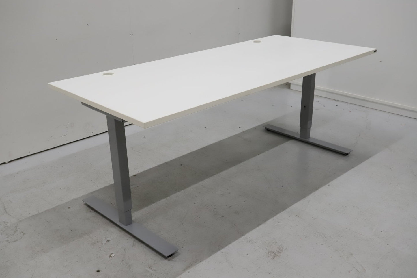Isku työpöytä 180x80 manuaalisella korkeudensäädöllä - Suomen Kalustekeskus