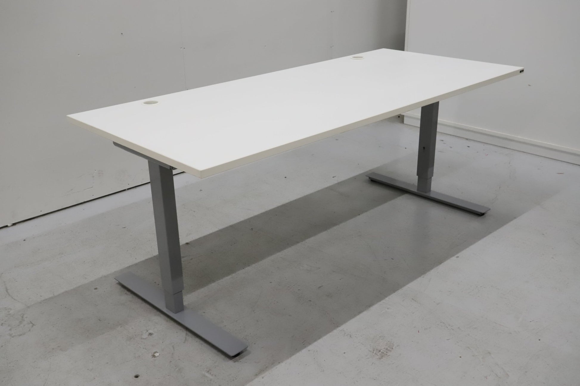 Isku työpöytä 180x80 manuaalisella korkeudensäädöllä - Suomen Kalustekeskus