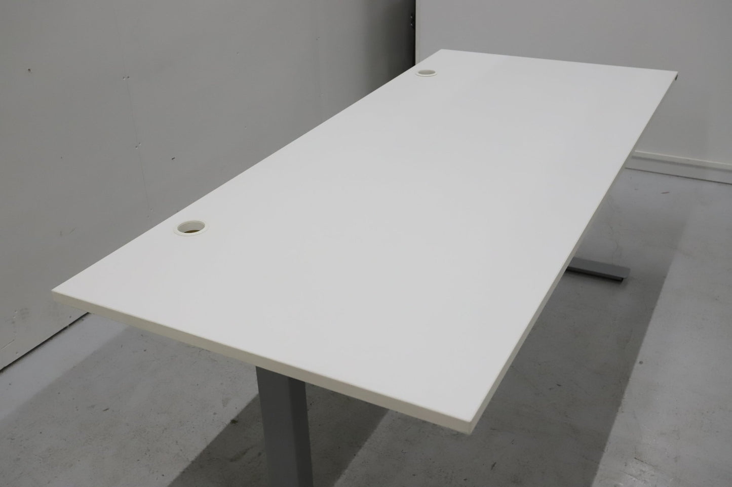 Isku työpöytä 180x80 manuaalisella korkeudensäädöllä - Suomen Kalustekeskus