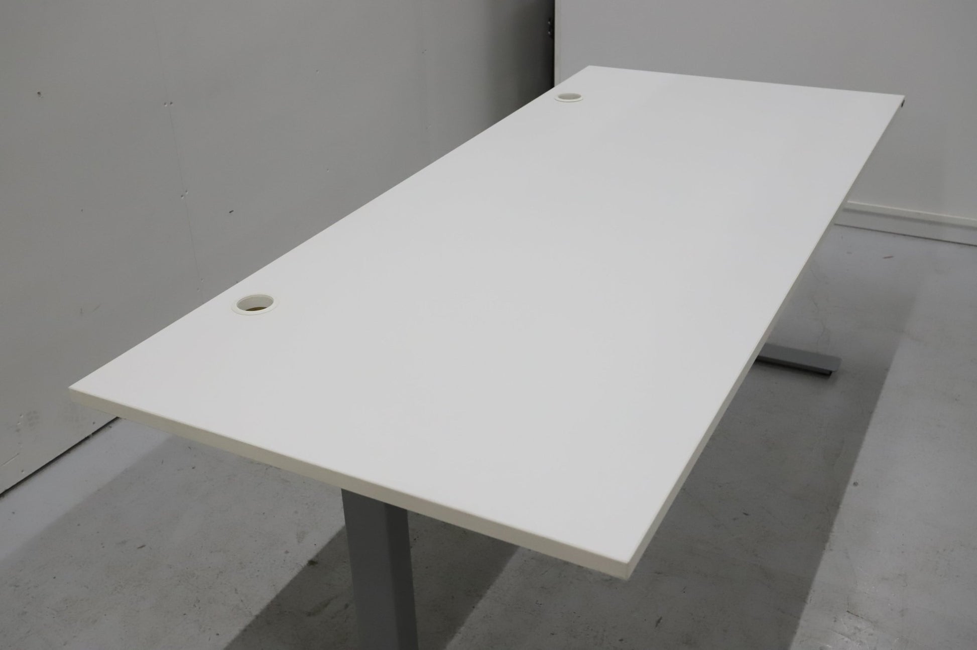 Isku työpöytä 180x80 manuaalisella korkeudensäädöllä - Suomen Kalustekeskus