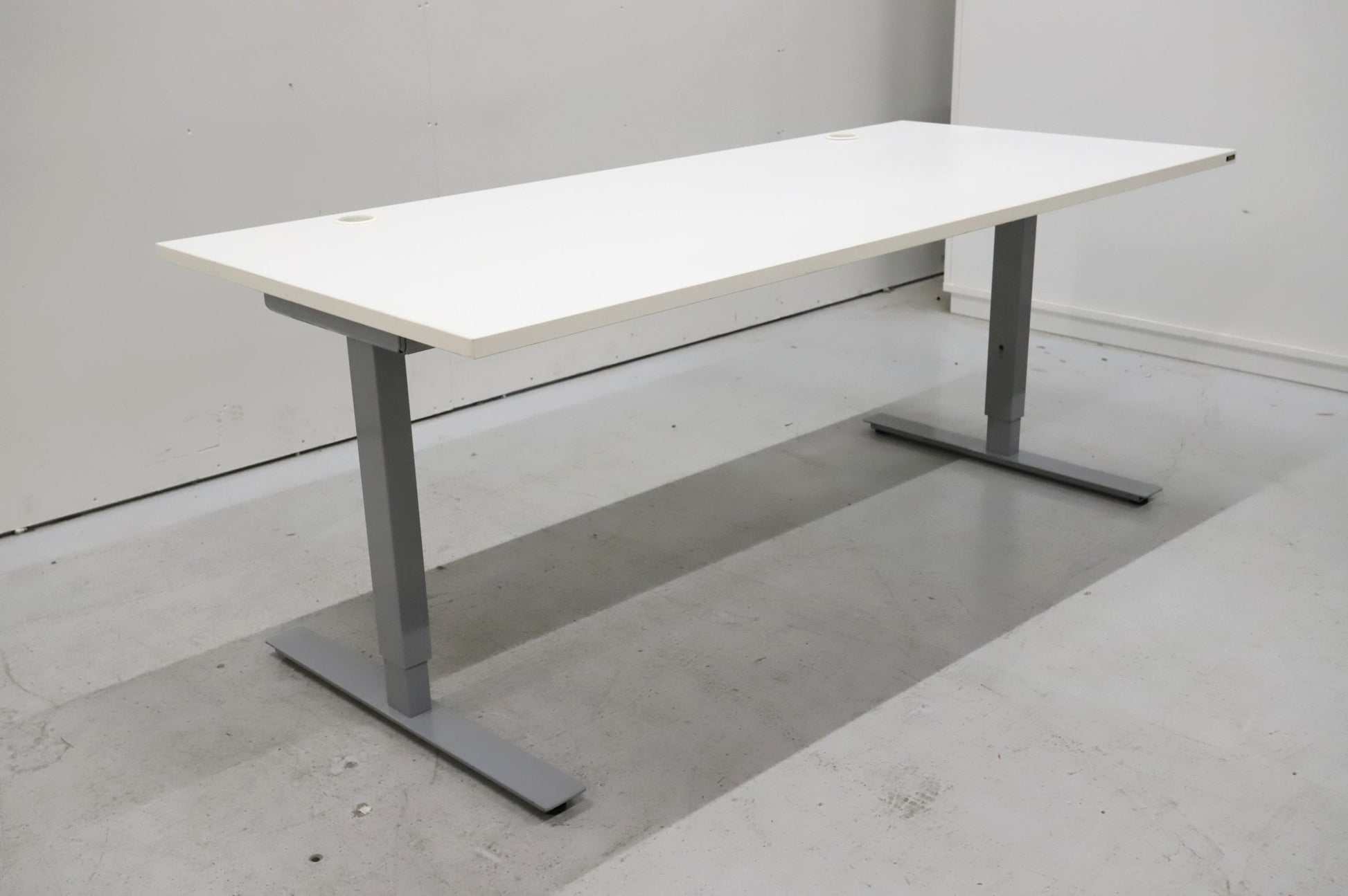 Isku työpöytä 180x80 manuaalisella korkeudensäädöllä - Suomen Kalustekeskus