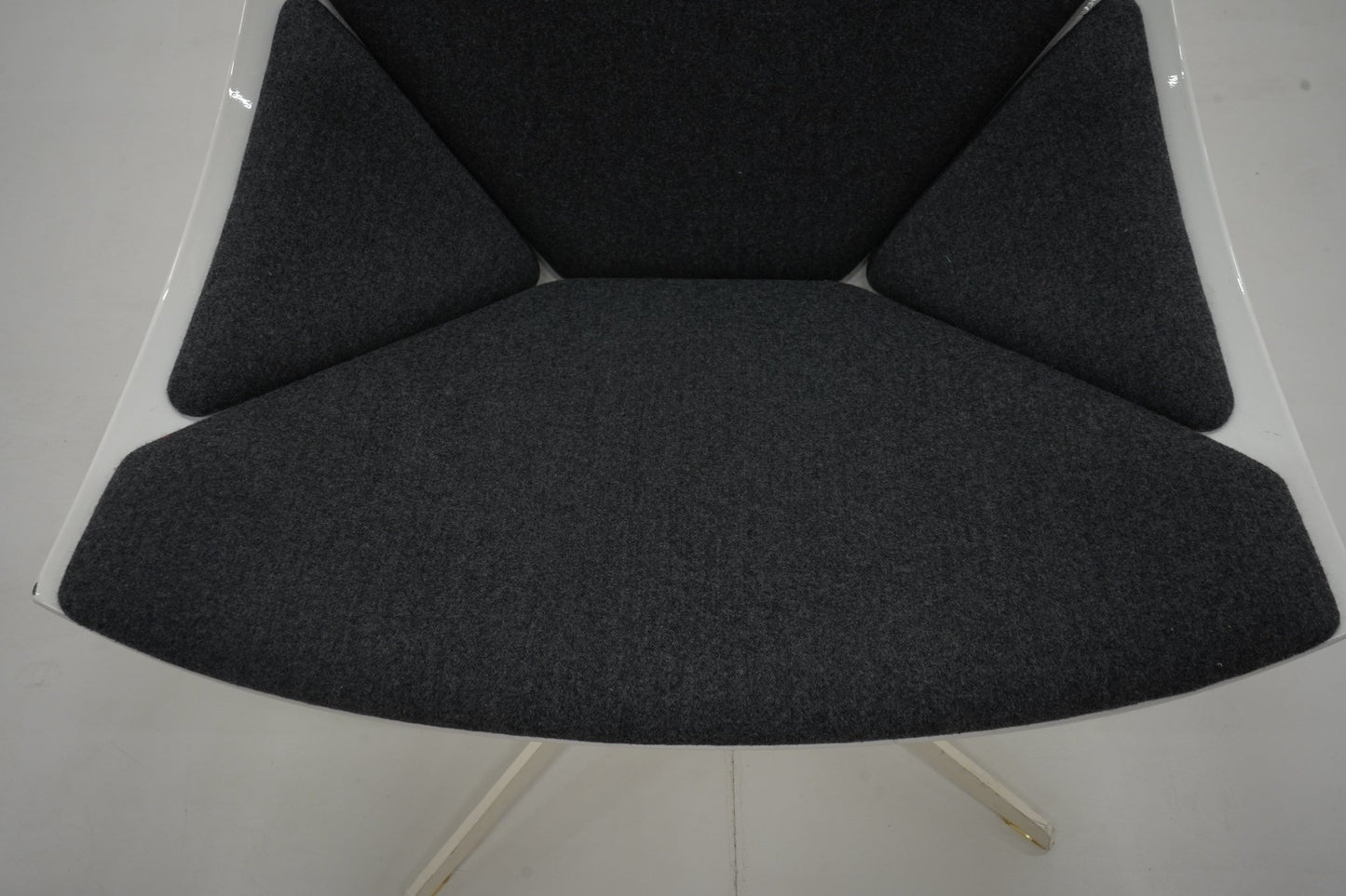 JEHS + LAUB, nojatuoli, "Space lepotuoli" Fritz Hansen, tummanharmaa - Suomen Kalustekeskus