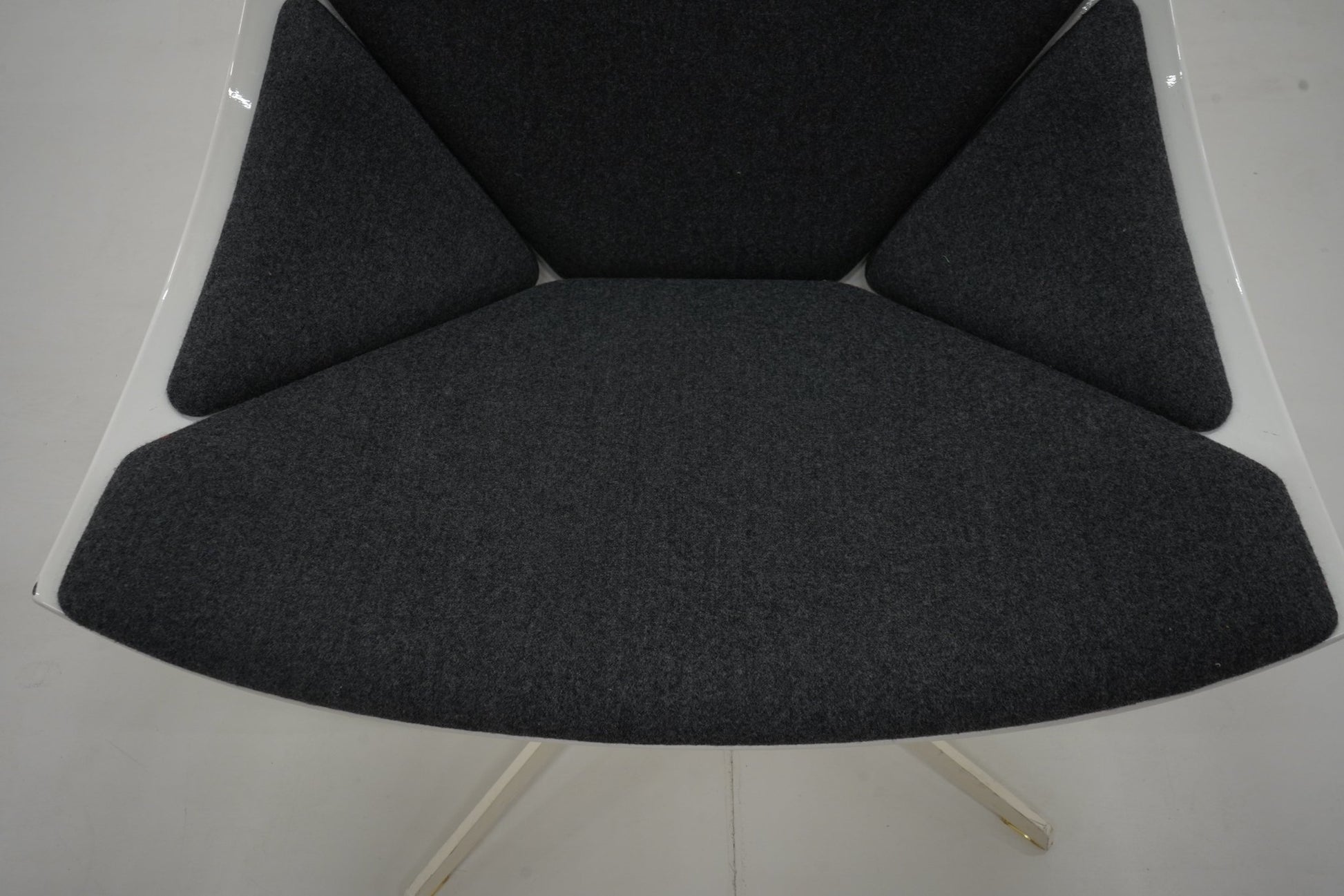 JEHS + LAUB, nojatuoli, "Space lepotuoli" Fritz Hansen, tummanharmaa - Suomen Kalustekeskus