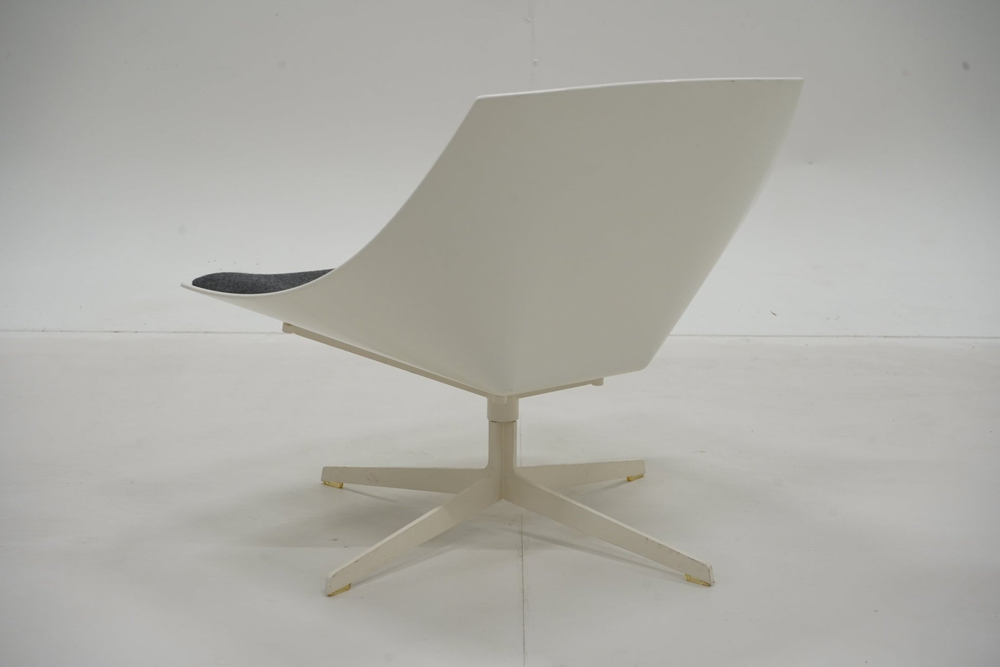 JEHS + LAUB, nojatuoli, "Space lepotuoli" Fritz Hansen, tummanharmaa - Suomen Kalustekeskus