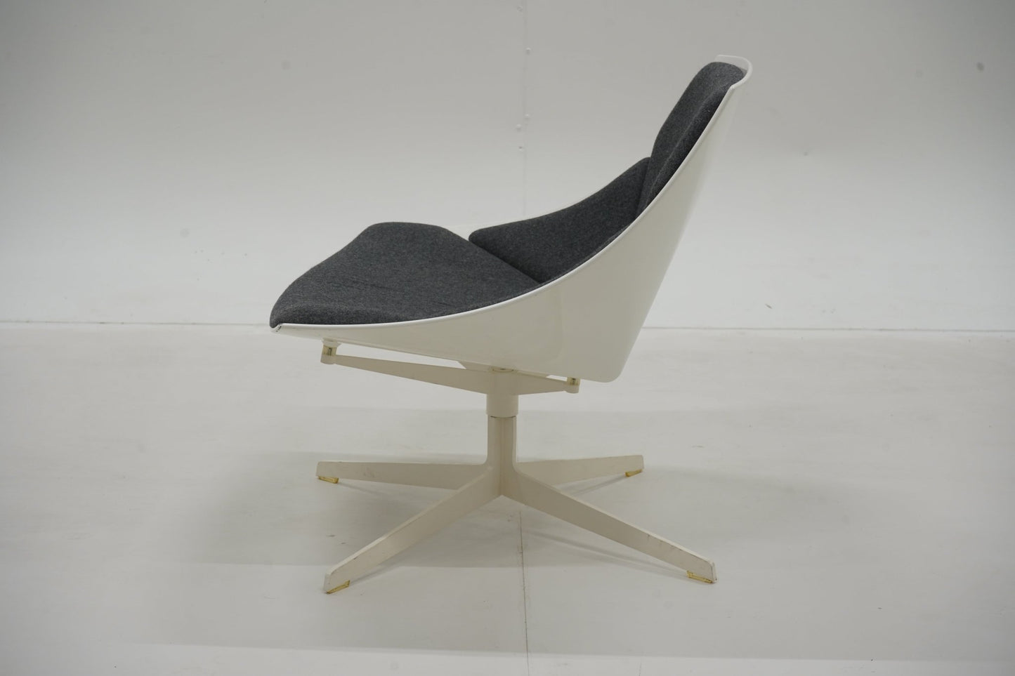 JEHS + LAUB, nojatuoli, "Space lepotuoli" Fritz Hansen, tummanharmaa - Suomen Kalustekeskus