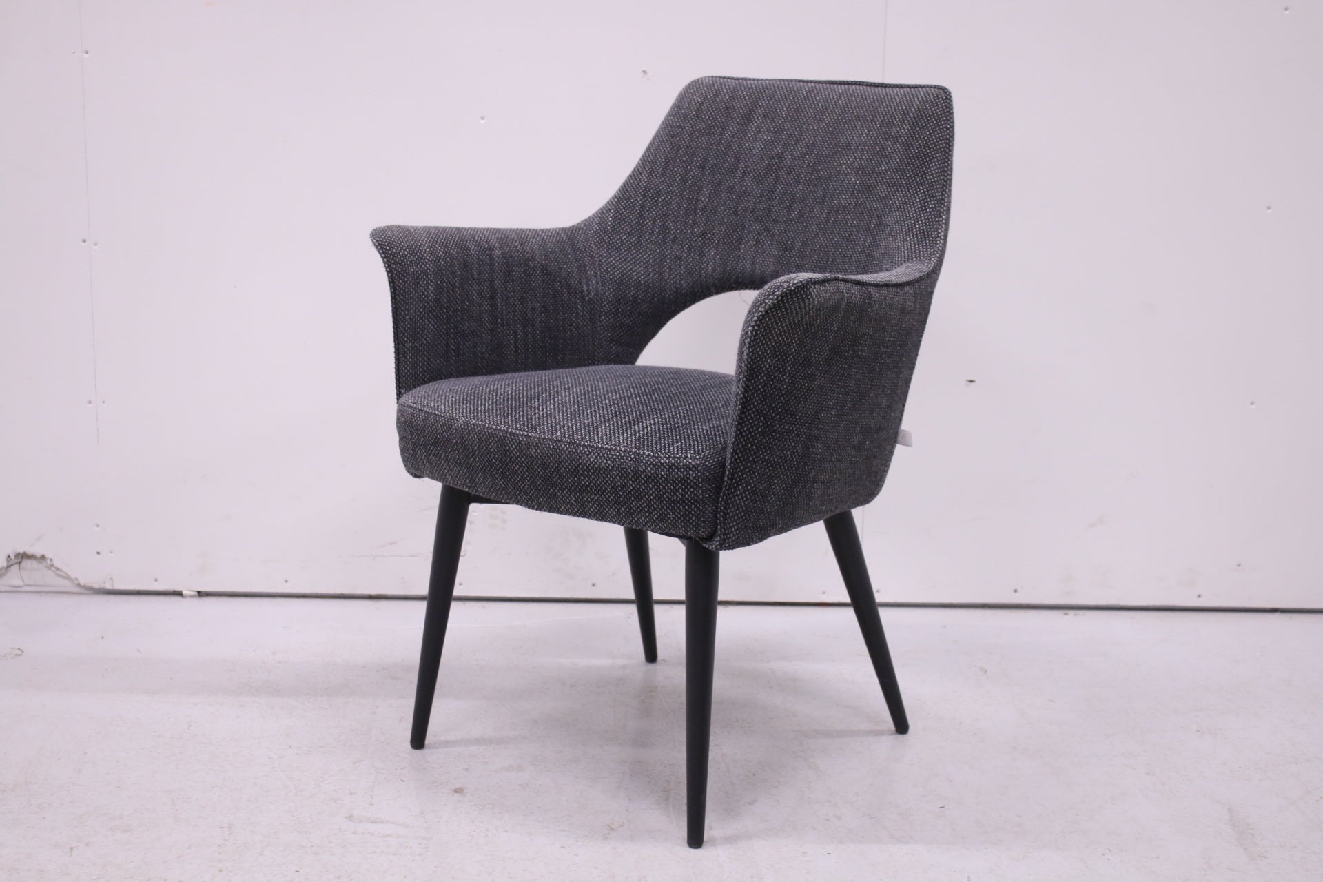 JESOLO käsinojallinen tuoli - Suomen Kalustekeskus