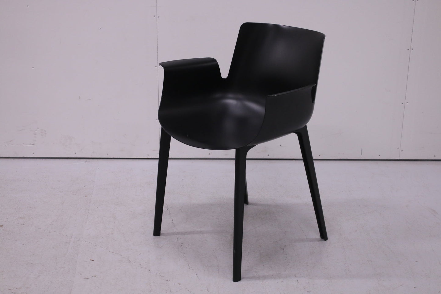 Kartell Piuma - tuoli, Design Piero Lissoni - Suomen Kalustekeskus