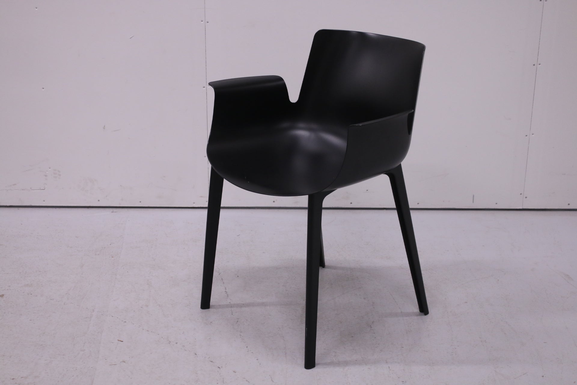 Kartell Piuma - tuoli, Design Piero Lissoni - Suomen Kalustekeskus