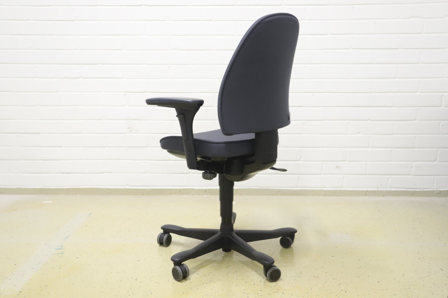 Kinnarps 6000 työtuoli, harmaa - Suomen Kalustekeskus