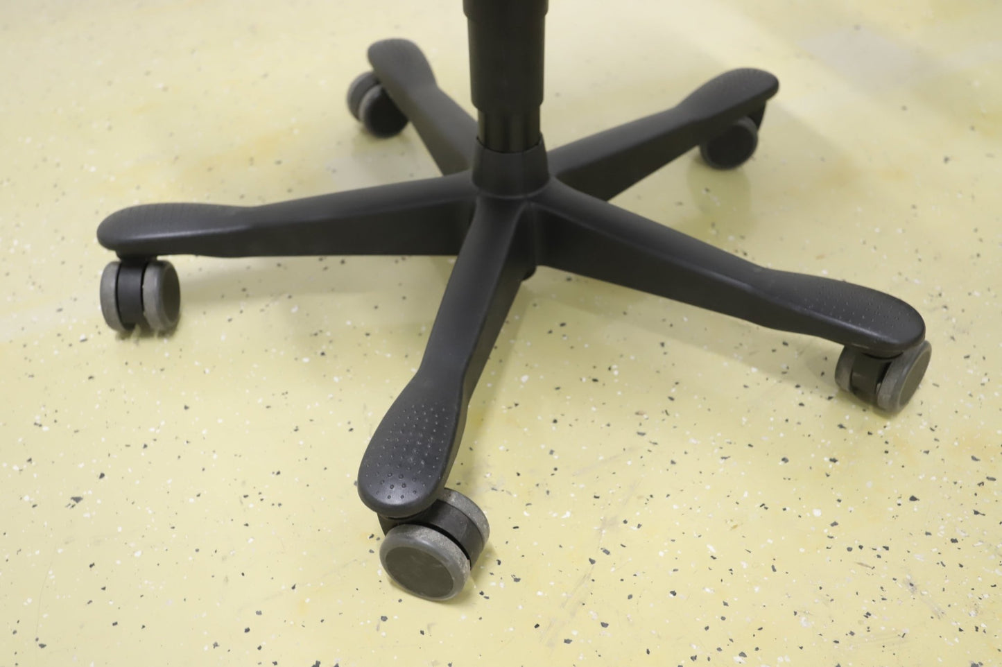 Kinnarps 6000 työtuoli, harmaa - Suomen Kalustekeskus