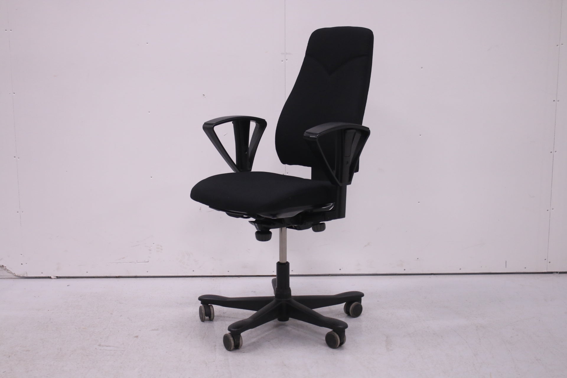 Kinnarps 6000 - työtuoli, Korkea selkänoja (2D - käsinojat) - Suomen Kalustekeskus