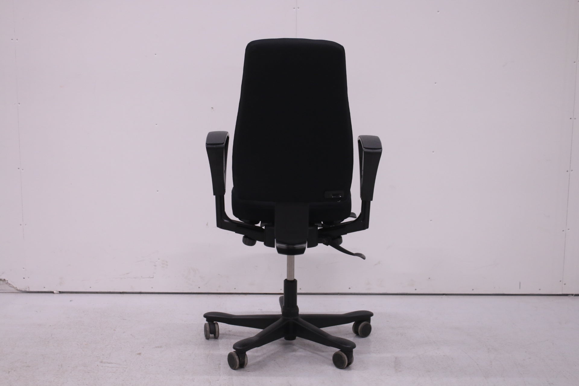 Kinnarps 6000 - työtuoli, Korkea selkänoja (2D - käsinojat) - Suomen Kalustekeskus