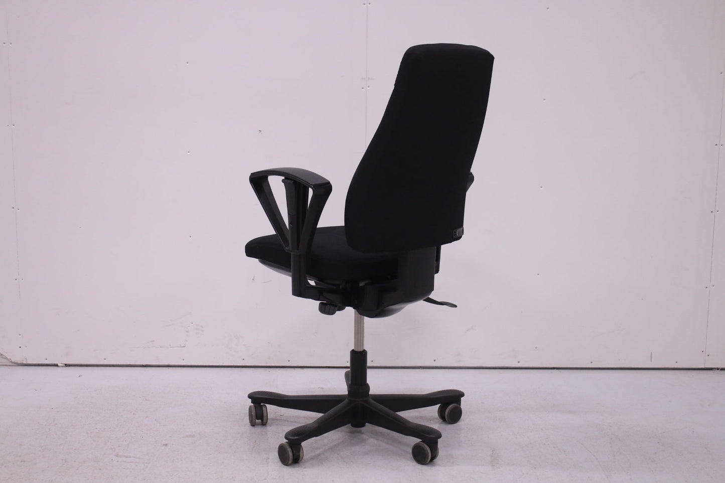 Kinnarps 6000 - työtuoli, Korkea selkänoja (2D - käsinojat) - Suomen Kalustekeskus