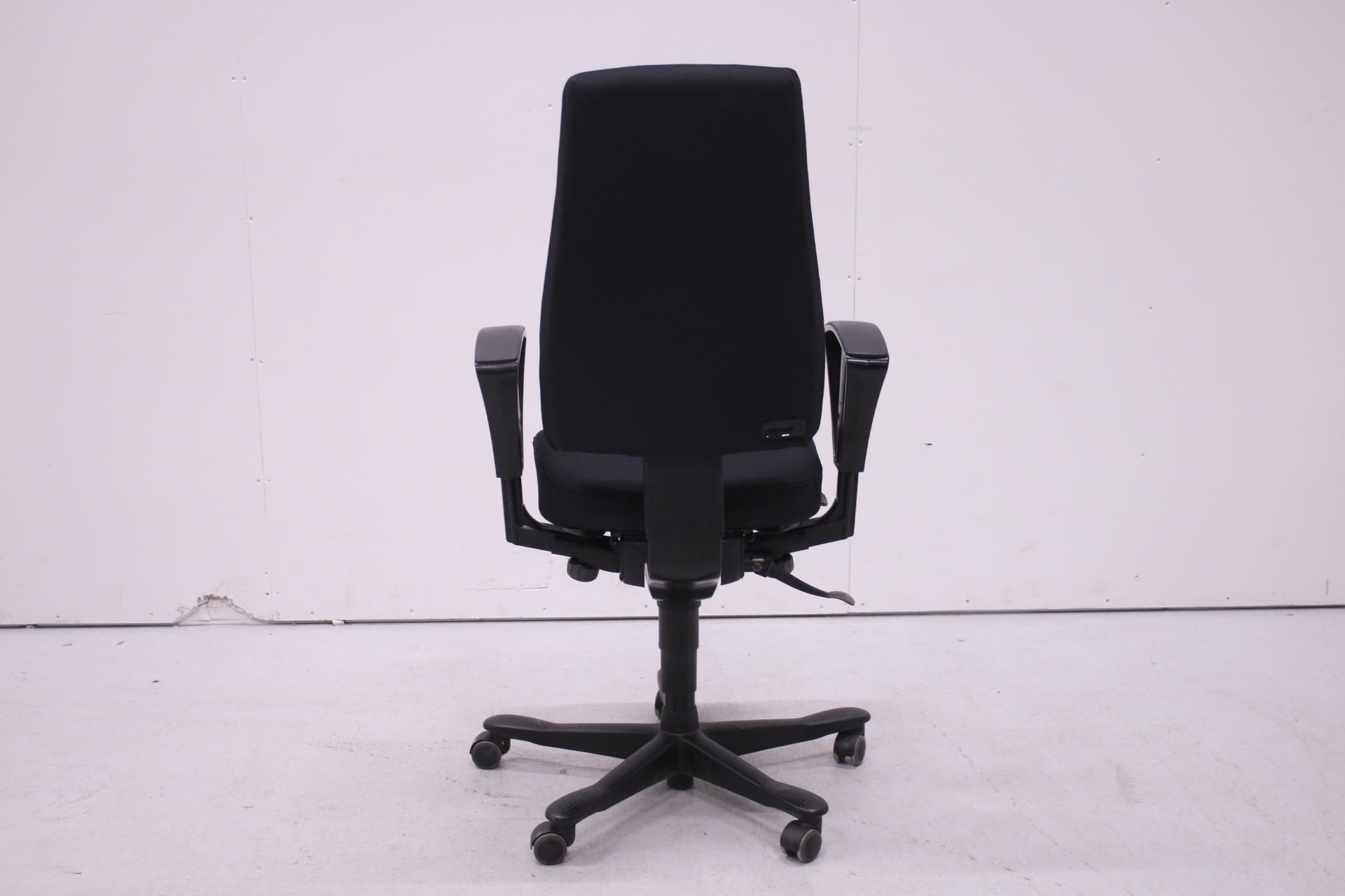 Kinnarps 6000 - työtuoli korkealla selkänojalla, uudelleenverhoiltu musta - Suomen Kalustekeskus