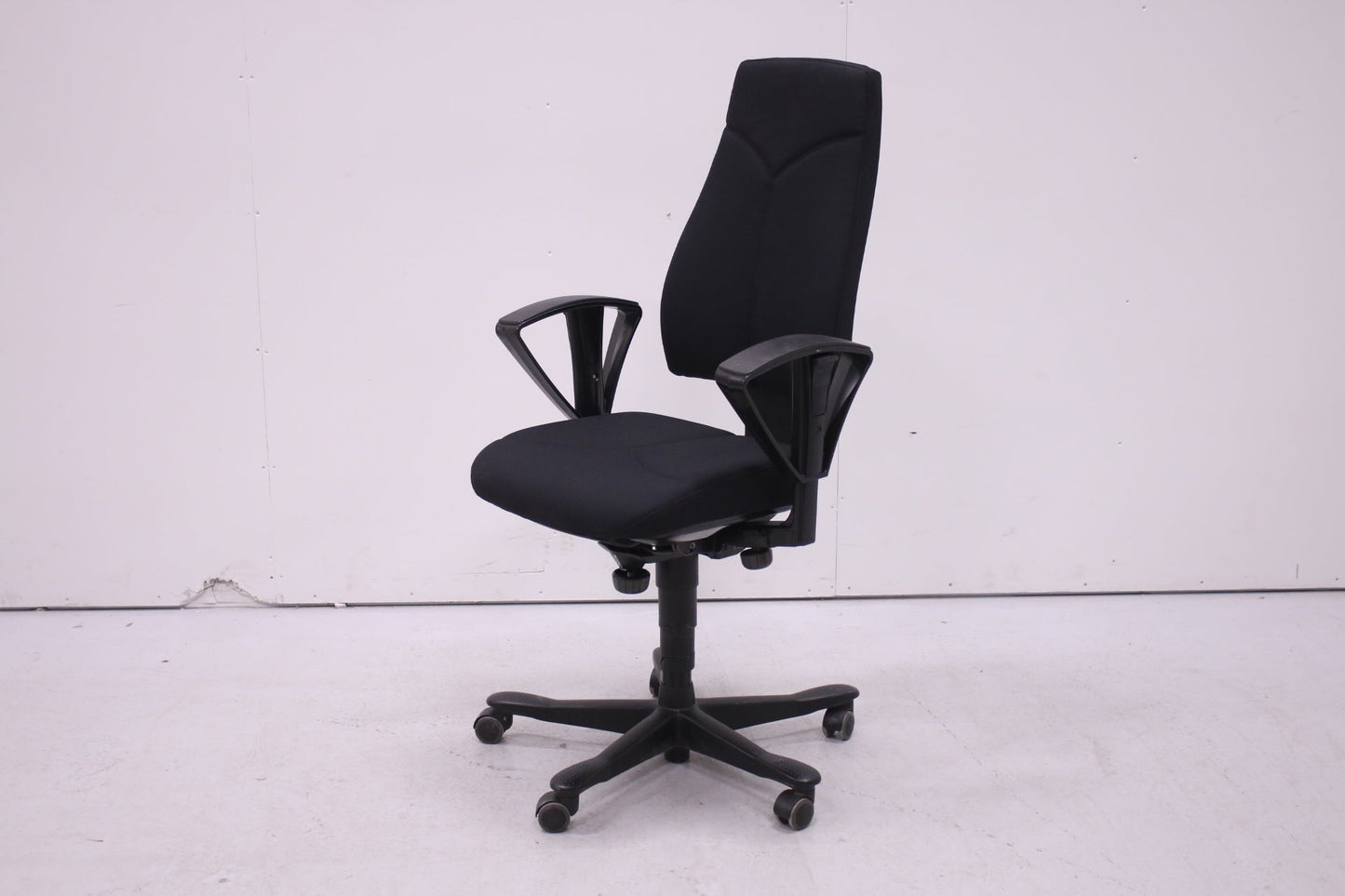 Kinnarps 6000 - työtuoli korkealla selkänojalla, uudelleenverhoiltu musta - Suomen Kalustekeskus