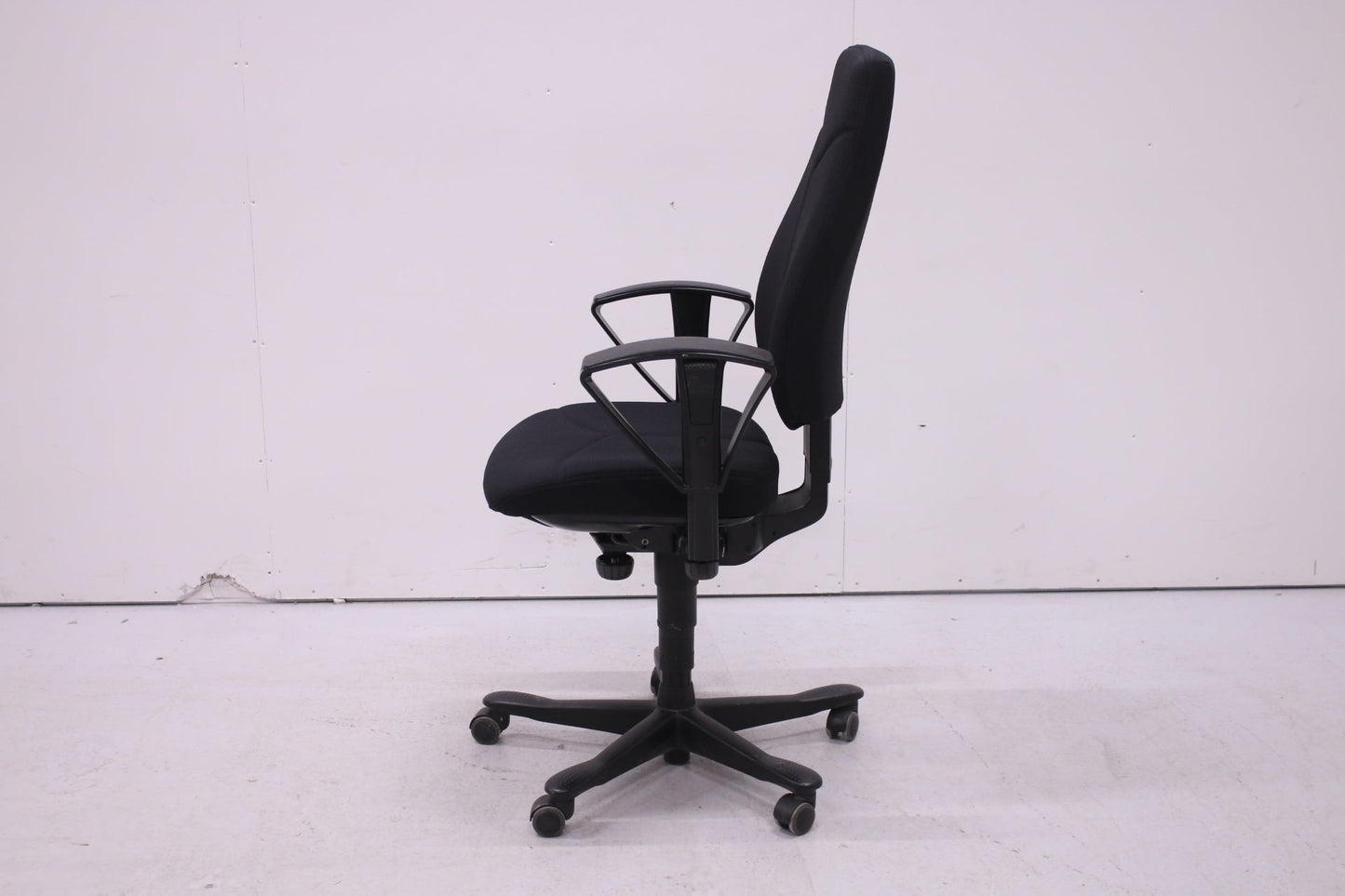 Kinnarps 6000 - työtuoli korkealla selkänojalla, uudelleenverhoiltu musta - Suomen Kalustekeskus