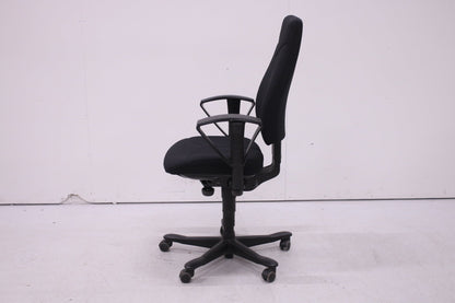 Kinnarps 6000 - työtuoli korkealla selkänojalla, uudelleenverhoiltu musta - Suomen Kalustekeskus