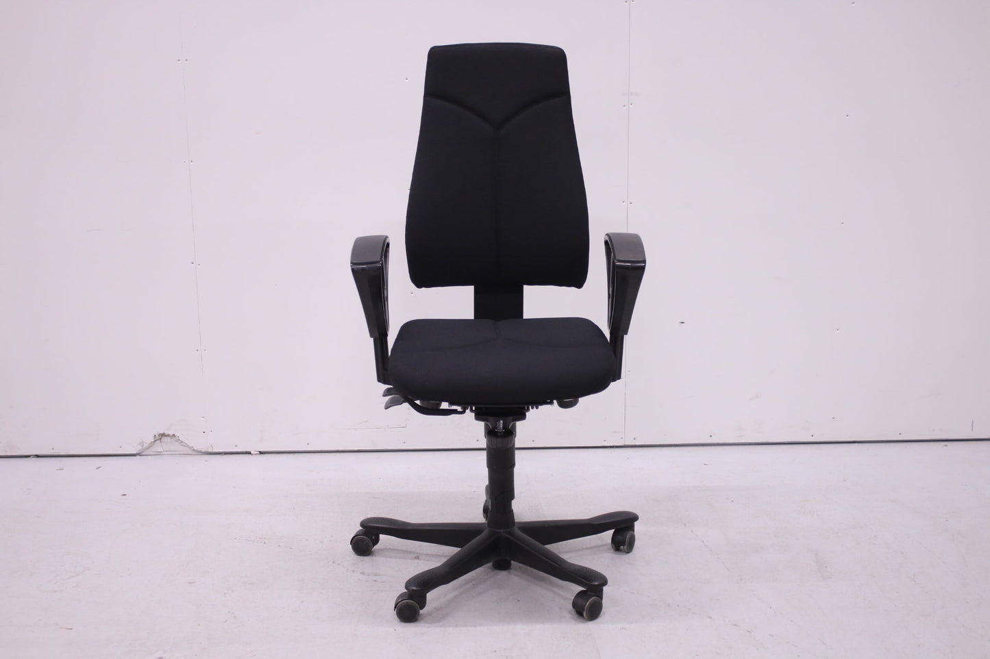 Kinnarps 6000 - työtuoli korkealla selkänojalla, uudelleenverhoiltu musta - Suomen Kalustekeskus