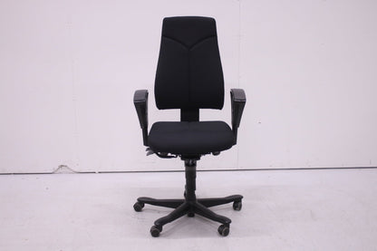 Kinnarps 6000 - työtuoli korkealla selkänojalla, uudelleenverhoiltu musta - Suomen Kalustekeskus