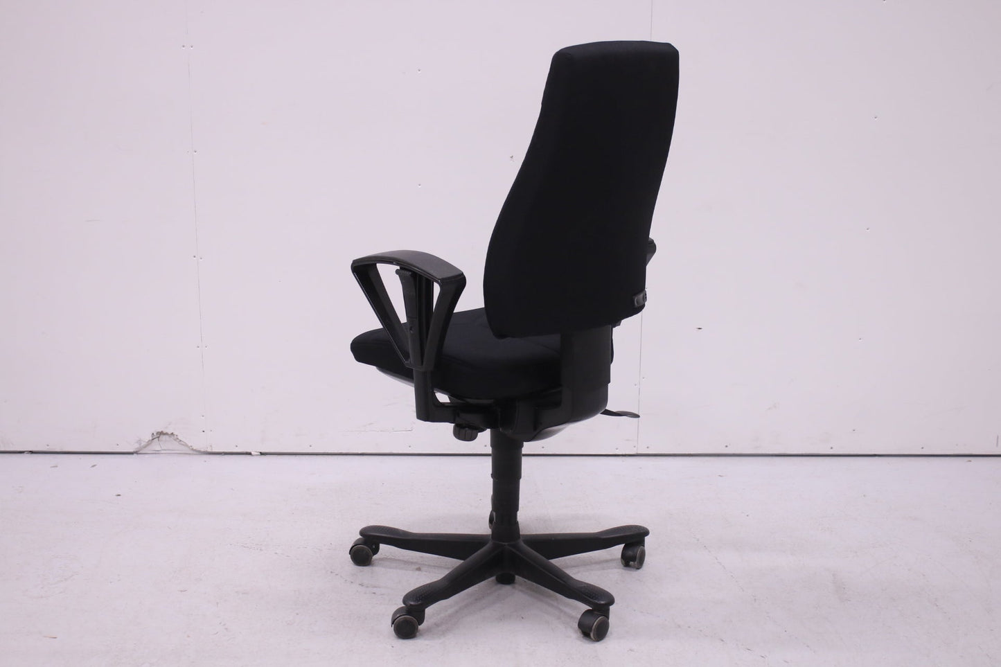 Kinnarps 6000 - työtuoli korkealla selkänojalla, uudelleenverhoiltu musta - Suomen Kalustekeskus