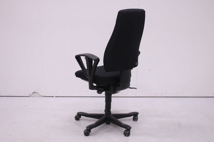 Kinnarps 6000 - työtuoli korkealla selkänojalla, uudelleenverhoiltu musta - Suomen Kalustekeskus