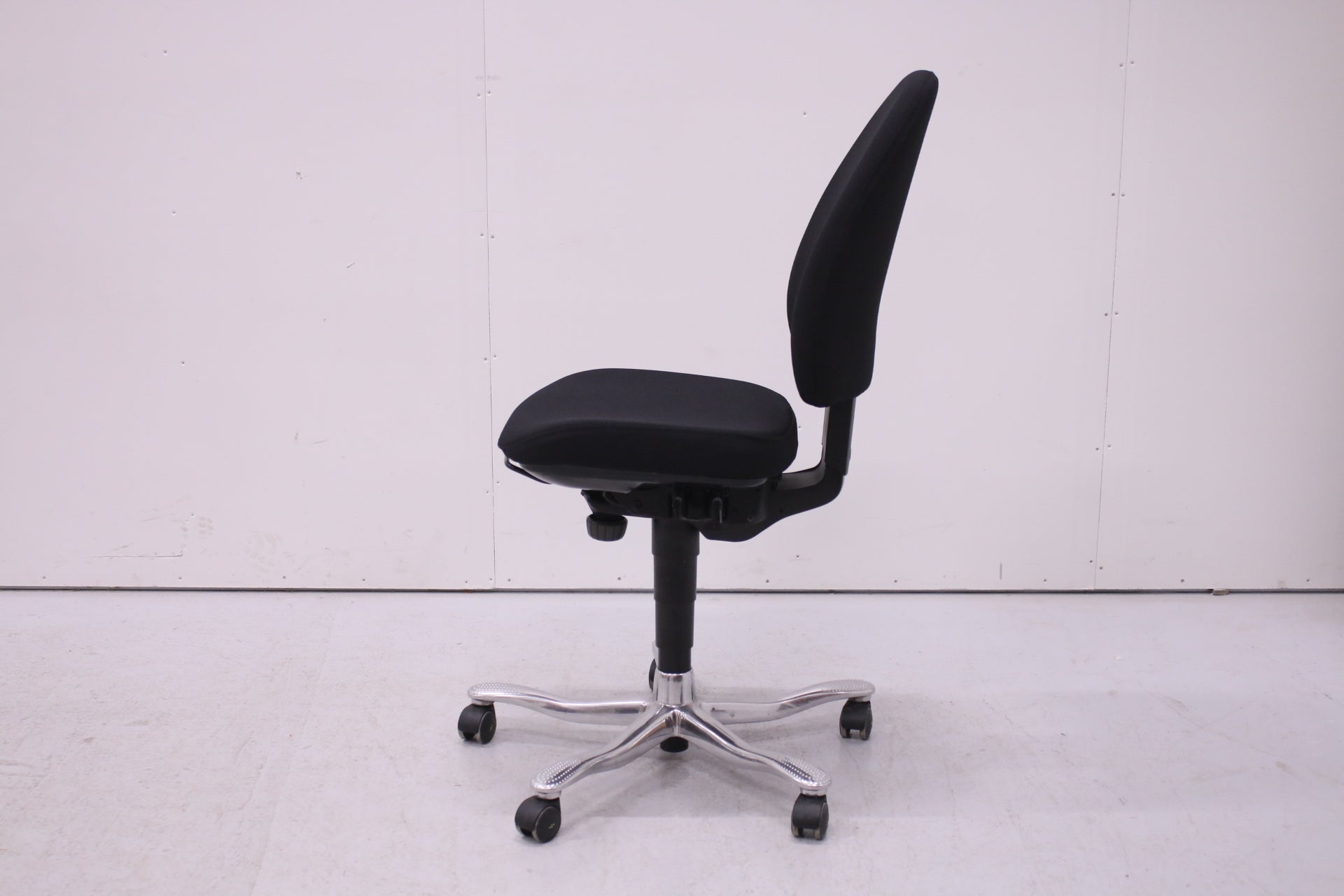 Kinnarps 6000 - työtuoli, uudelleenverhoiltu musta - Suomen Kalustekeskus