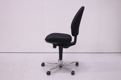 Kinnarps 6000 - työtuoli, uudelleenverhoiltu musta - Suomen Kalustekeskus