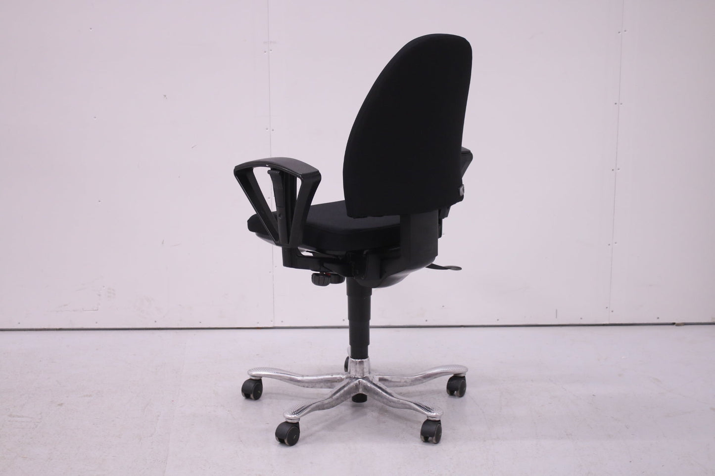 Kinnarps 6000 - työtuoli, uudelleenverhoiltu musta - Suomen Kalustekeskus