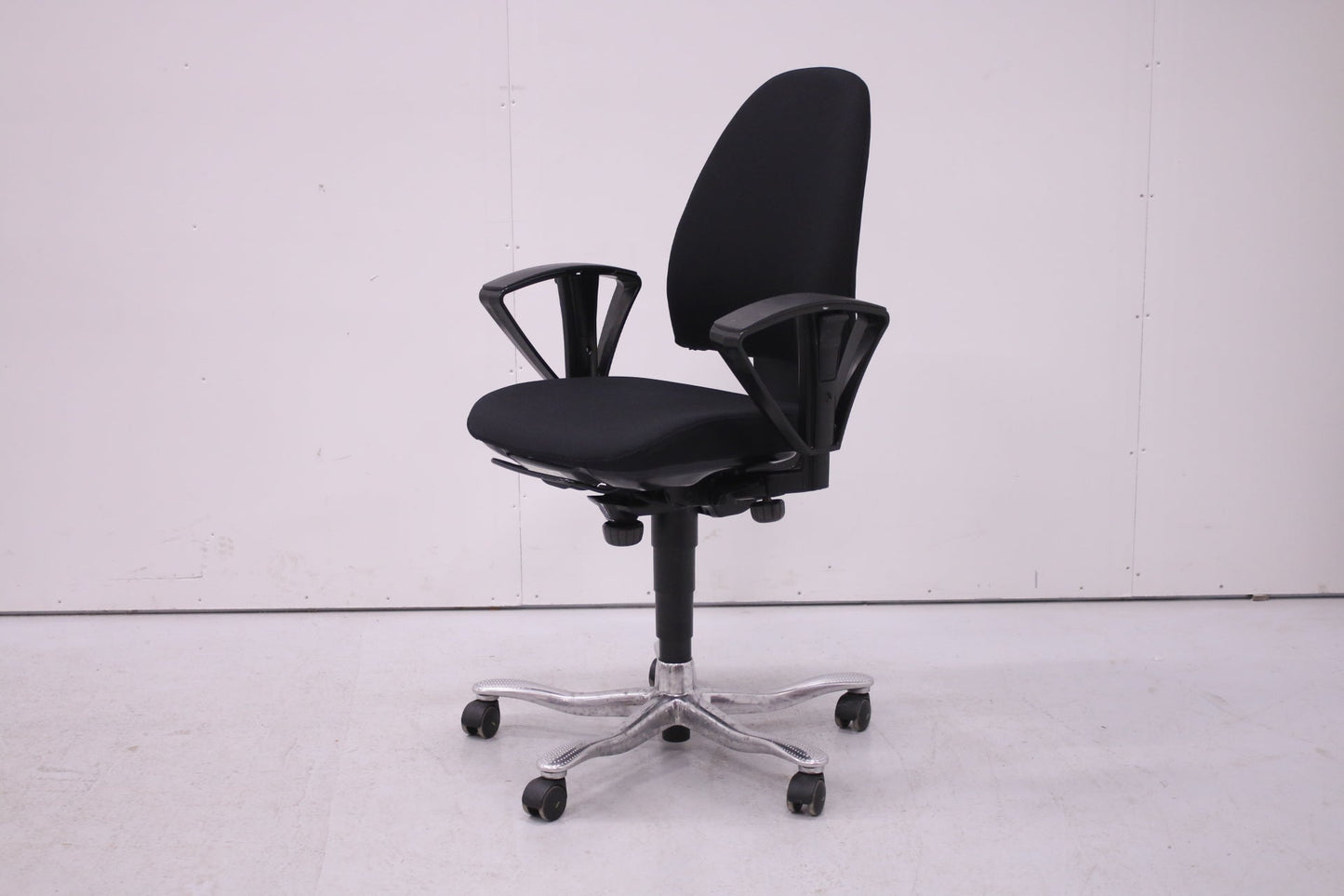 Kinnarps 6000 - työtuoli, uudelleenverhoiltu musta - Suomen Kalustekeskus