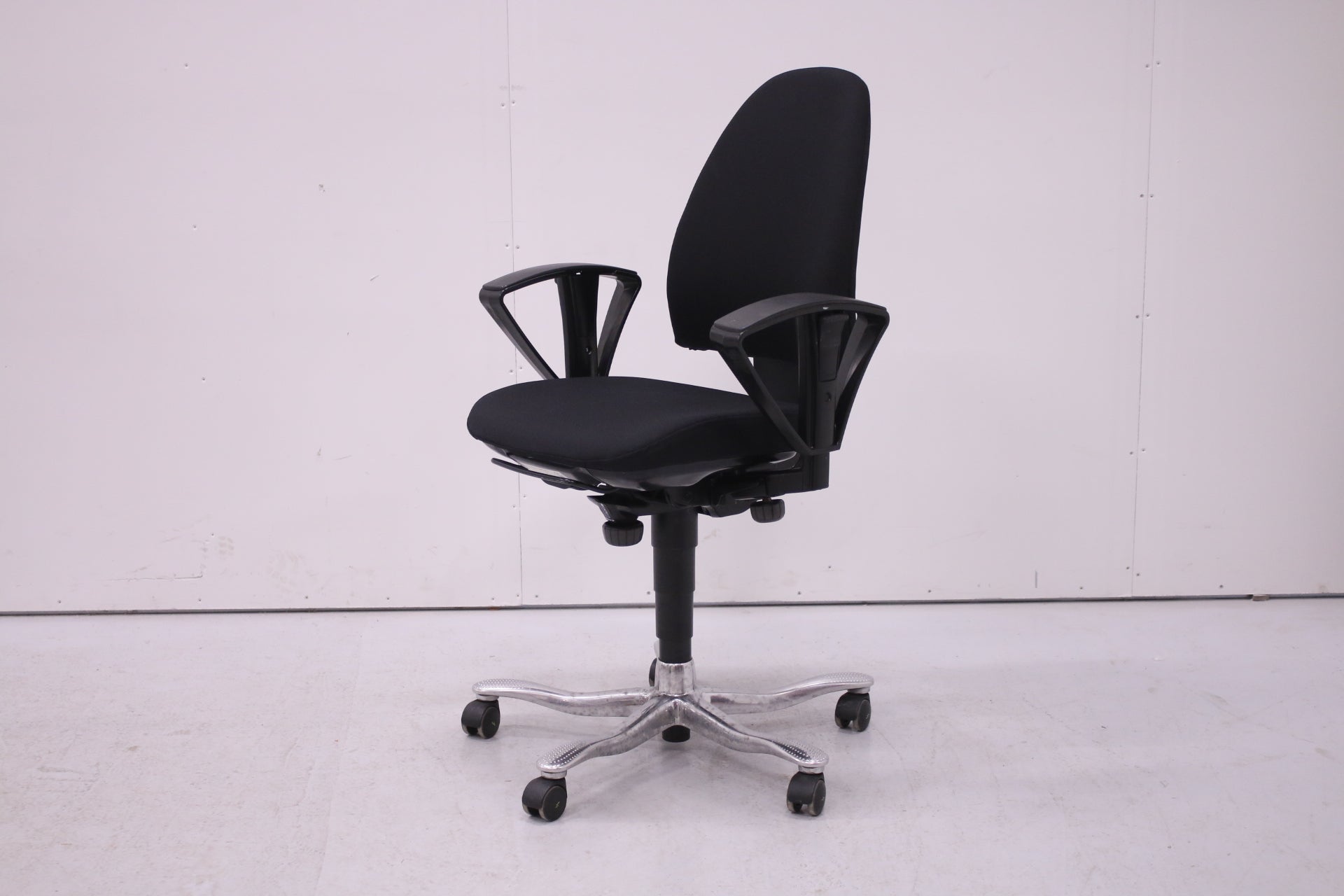 Kinnarps 6000 - työtuoli, uudelleenverhoiltu musta - Suomen Kalustekeskus