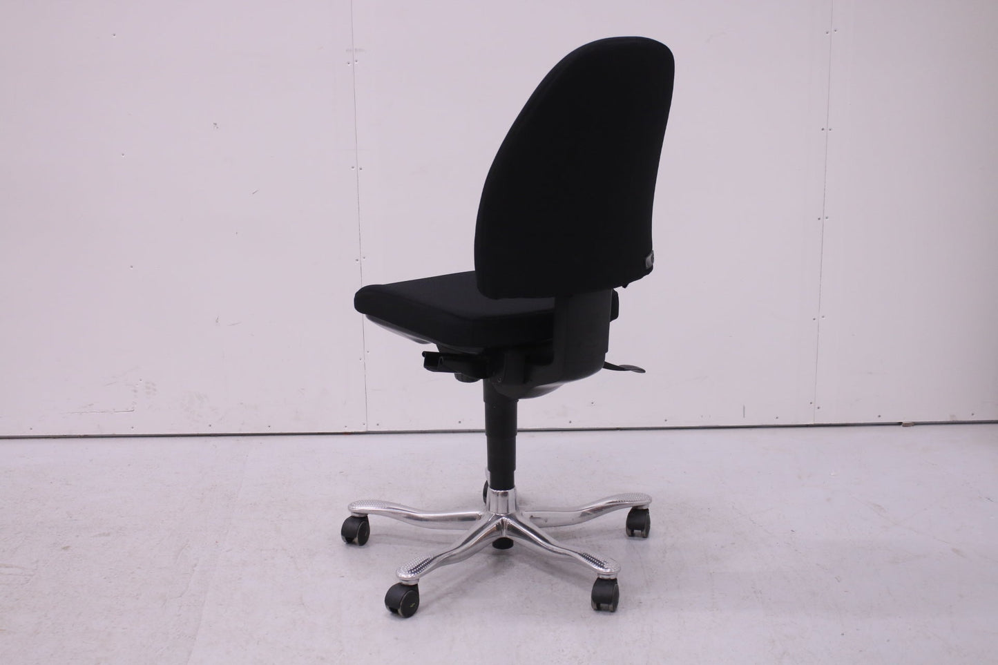 Kinnarps 6000 - työtuoli, uudelleenverhoiltu musta - Suomen Kalustekeskus