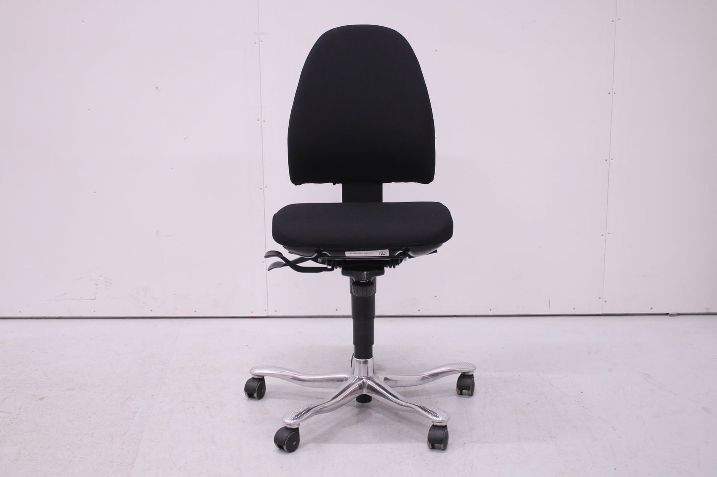 Kinnarps 6000 - työtuoli, uudelleenverhoiltu musta - Suomen Kalustekeskus