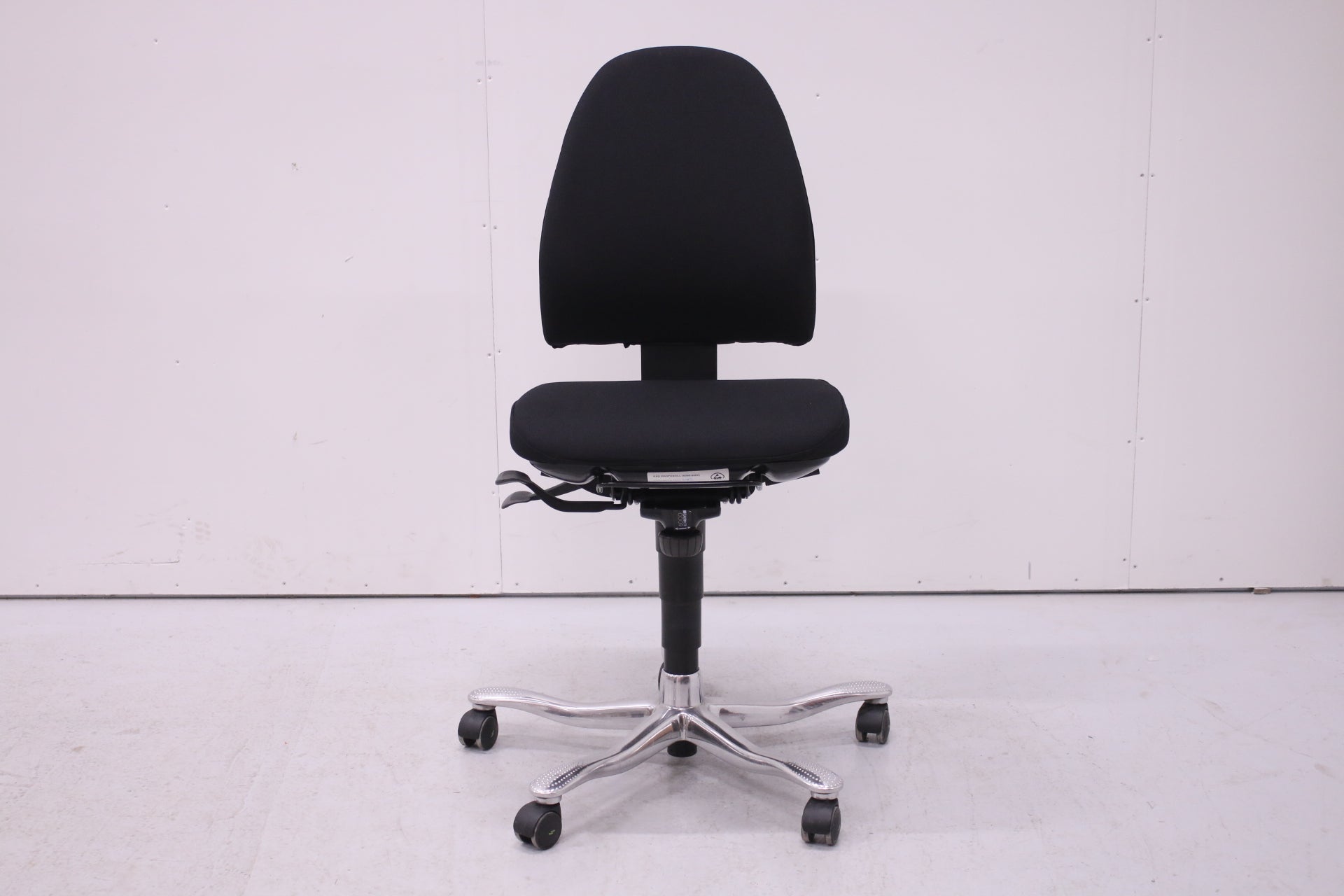 Kinnarps 6000 - työtuoli, uudelleenverhoiltu musta - Suomen Kalustekeskus