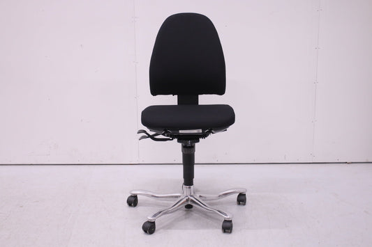 Kinnarps 6000 - työtuoli, uudelleenverhoiltu musta - Suomen Kalustekeskus