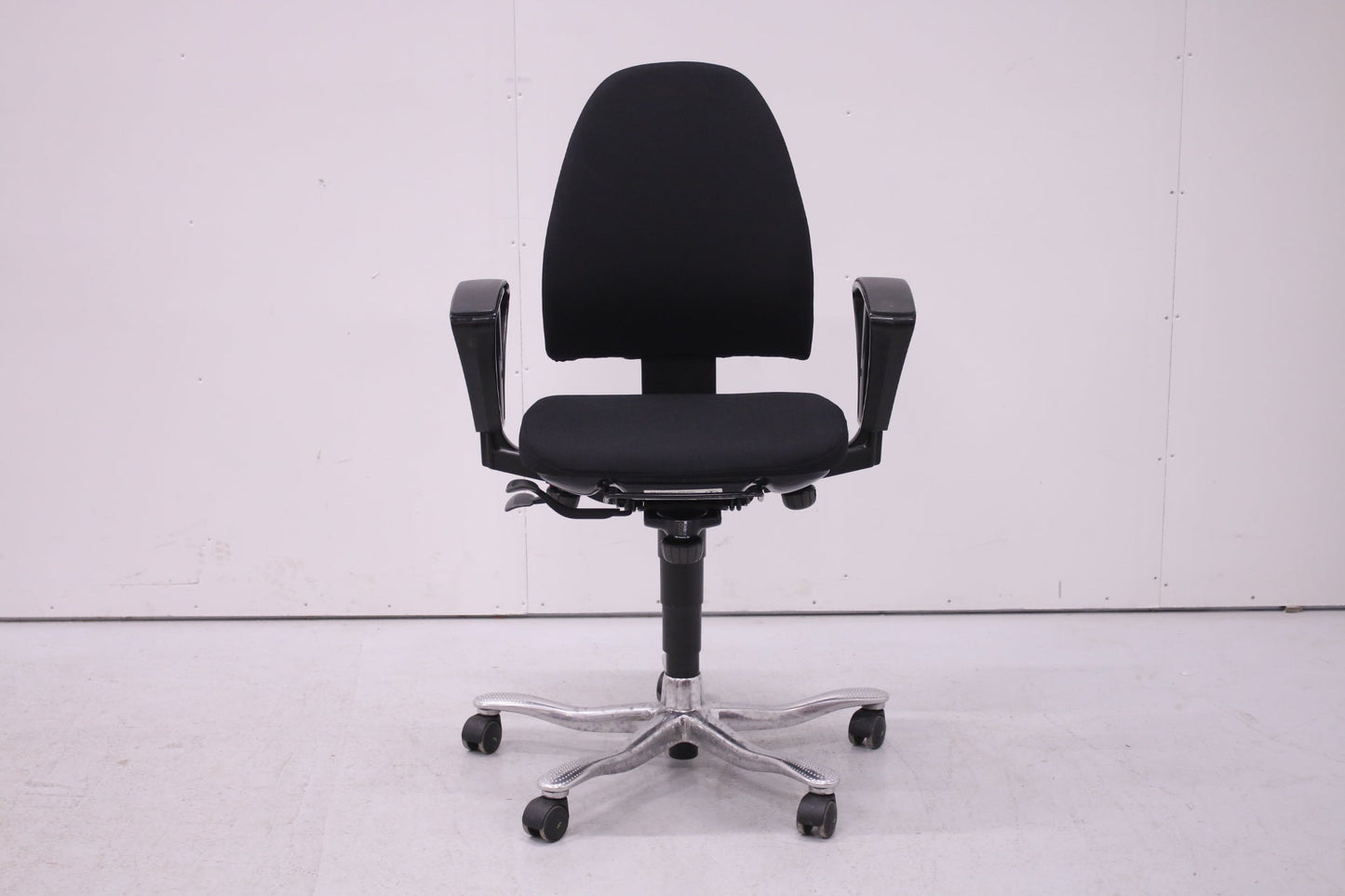 Kinnarps 6000 - työtuoli, uudelleenverhoiltu musta - Suomen Kalustekeskus