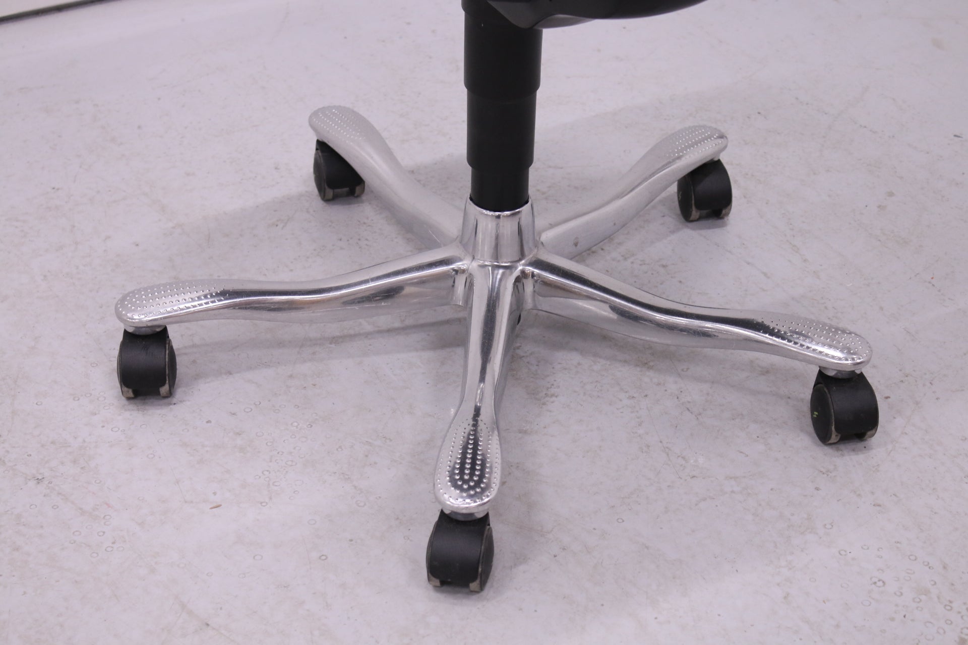 Kinnarps 6000 - työtuoli, uudelleenverhoiltu musta - Suomen Kalustekeskus