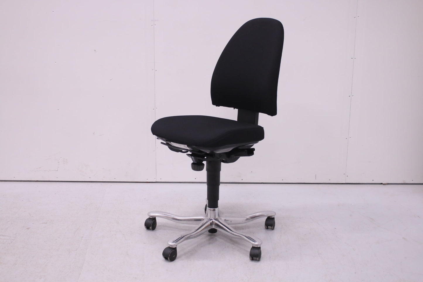 Kinnarps 6000 - työtuoli, uudelleenverhoiltu musta - Suomen Kalustekeskus