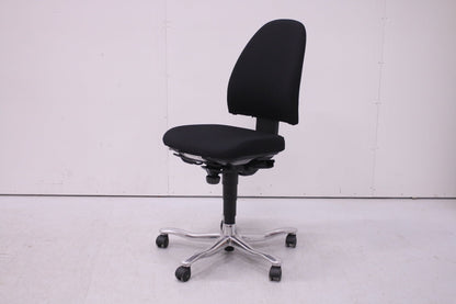 Kinnarps 6000 - työtuoli, uudelleenverhoiltu musta - Suomen Kalustekeskus