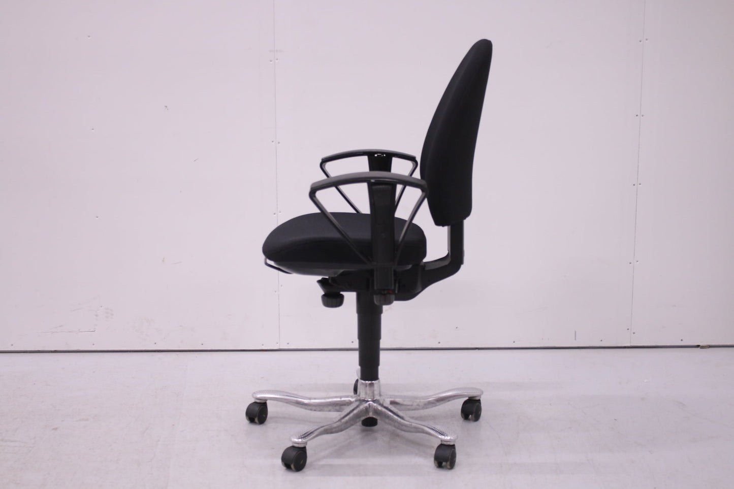 Kinnarps 6000 - työtuoli, uudelleenverhoiltu musta - Suomen Kalustekeskus