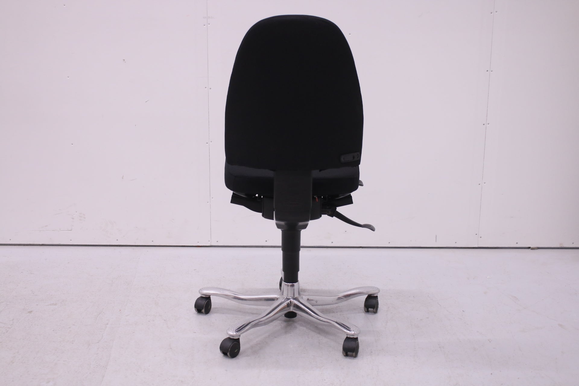 Kinnarps 6000 - työtuoli, uudelleenverhoiltu musta - Suomen Kalustekeskus