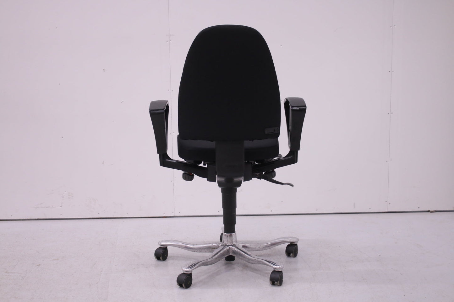 Kinnarps 6000 - työtuoli, uudelleenverhoiltu musta - Suomen Kalustekeskus