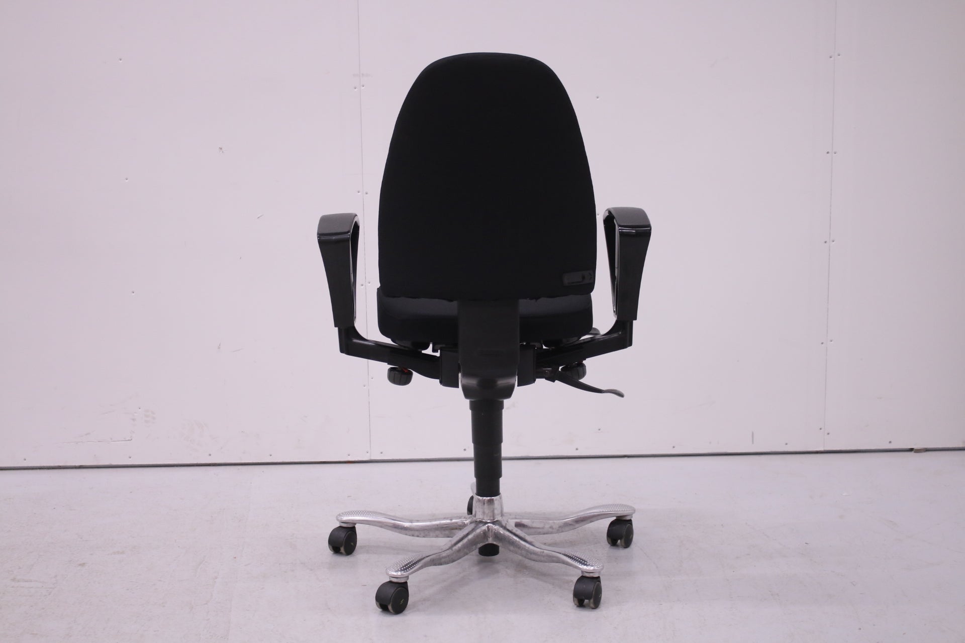 Kinnarps 6000 - työtuoli, uudelleenverhoiltu musta - Suomen Kalustekeskus