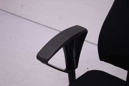 Kinnarps 8000 - työtuoli nahkaisella niskatuella, uudelleenverhoiltu musta - Suomen Kalustekeskus